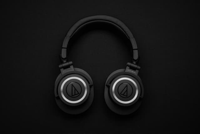 https://cloud.markethubtz.com/StorePics/64002bab3ea1fc6c2e15645d/headphones.jpg