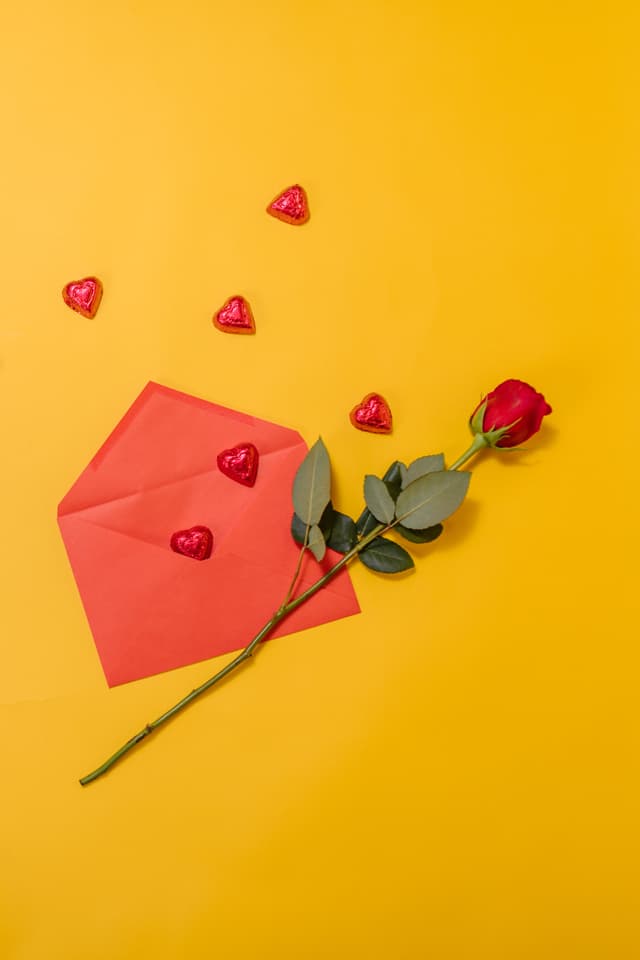 https://cloud.markethubtz.com/StorePics/64b75b074114701804905d30/valentine-flower.jpg