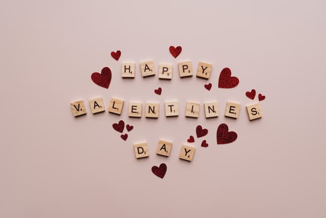 https://cloud.markethubtz.com/StorePics/64b769f04114701804905d32/valentineDecor.jpg